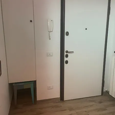 Cozy Flat In Precotto アパート ミラノ